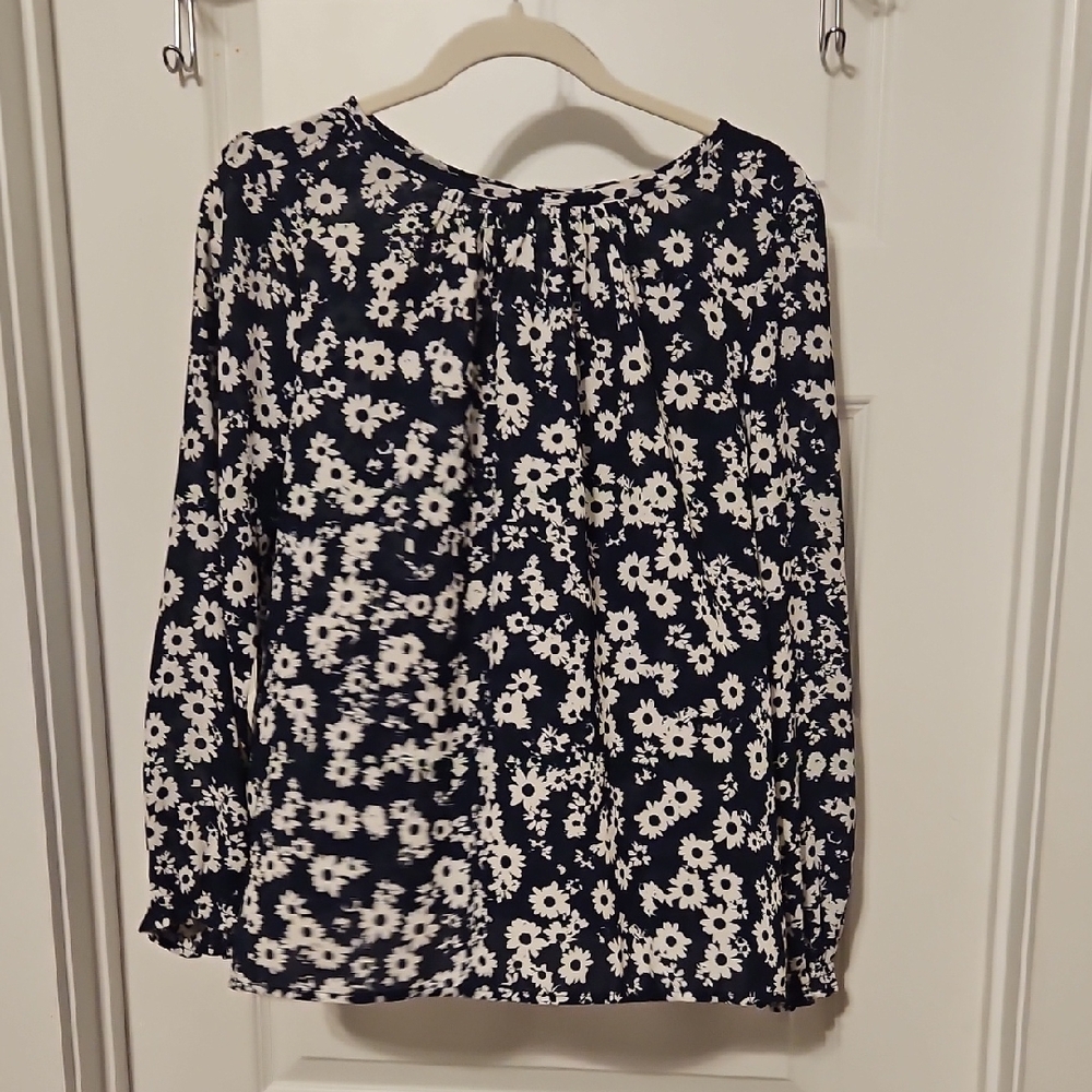 $4.99 SHIPPING .  NICE LP LOFT NAVY and WHITE Floral Blouse 100% Polyester.